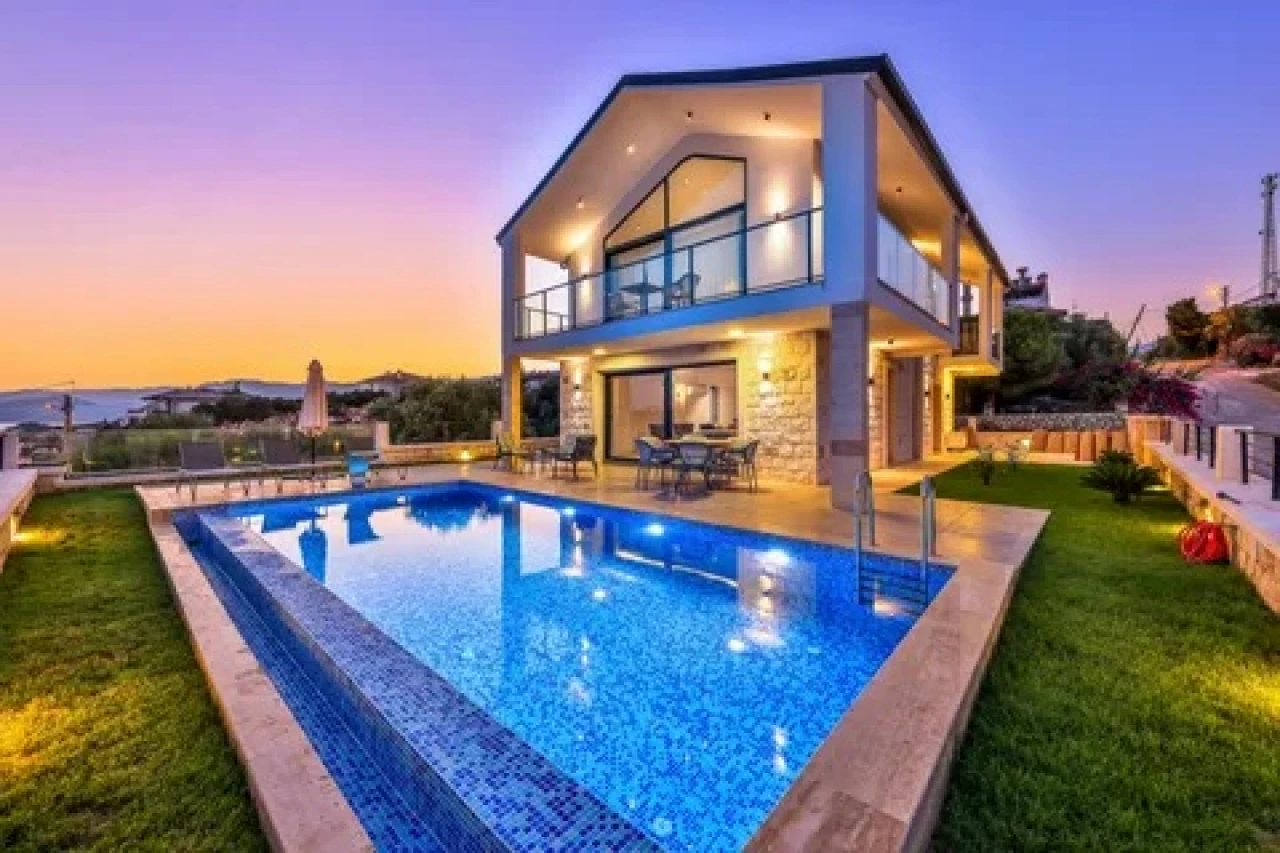 Popüler tatil bölgelerinde haftalık kiralar 15.000 TL ile 330.000 TL arasında değişiyor