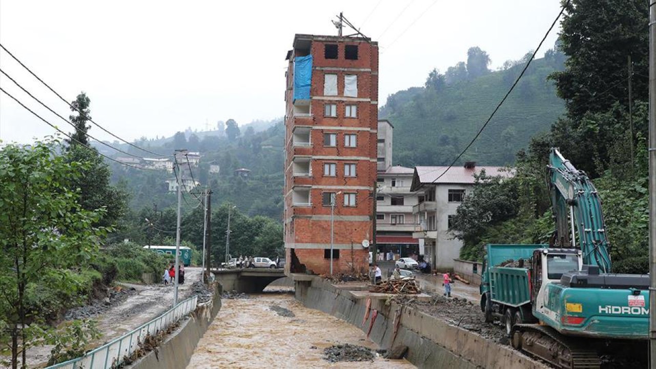 Rize’deki 7 Katlı Bina Kaçak Çıktı