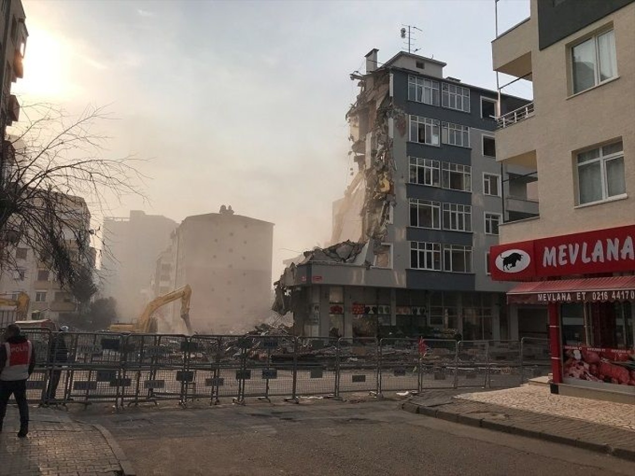 Kartal'daki Uzunlar Apartmanı Yıkımına Başlandı