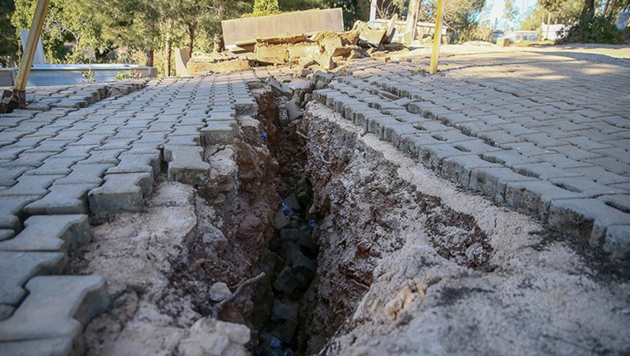 Deprem Nedeniyle Yeni Yarıklar Oluştu