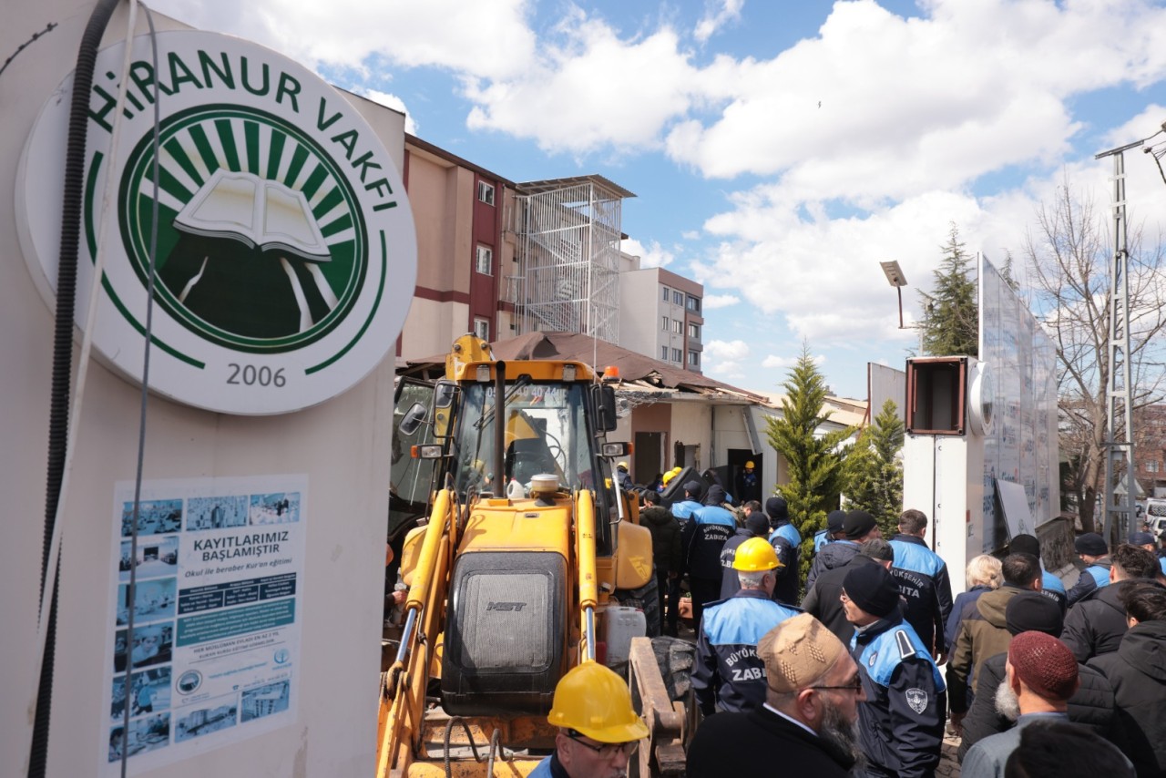 Hiranur Vakfı’nın Kaçak Yapıları Yıkıldı