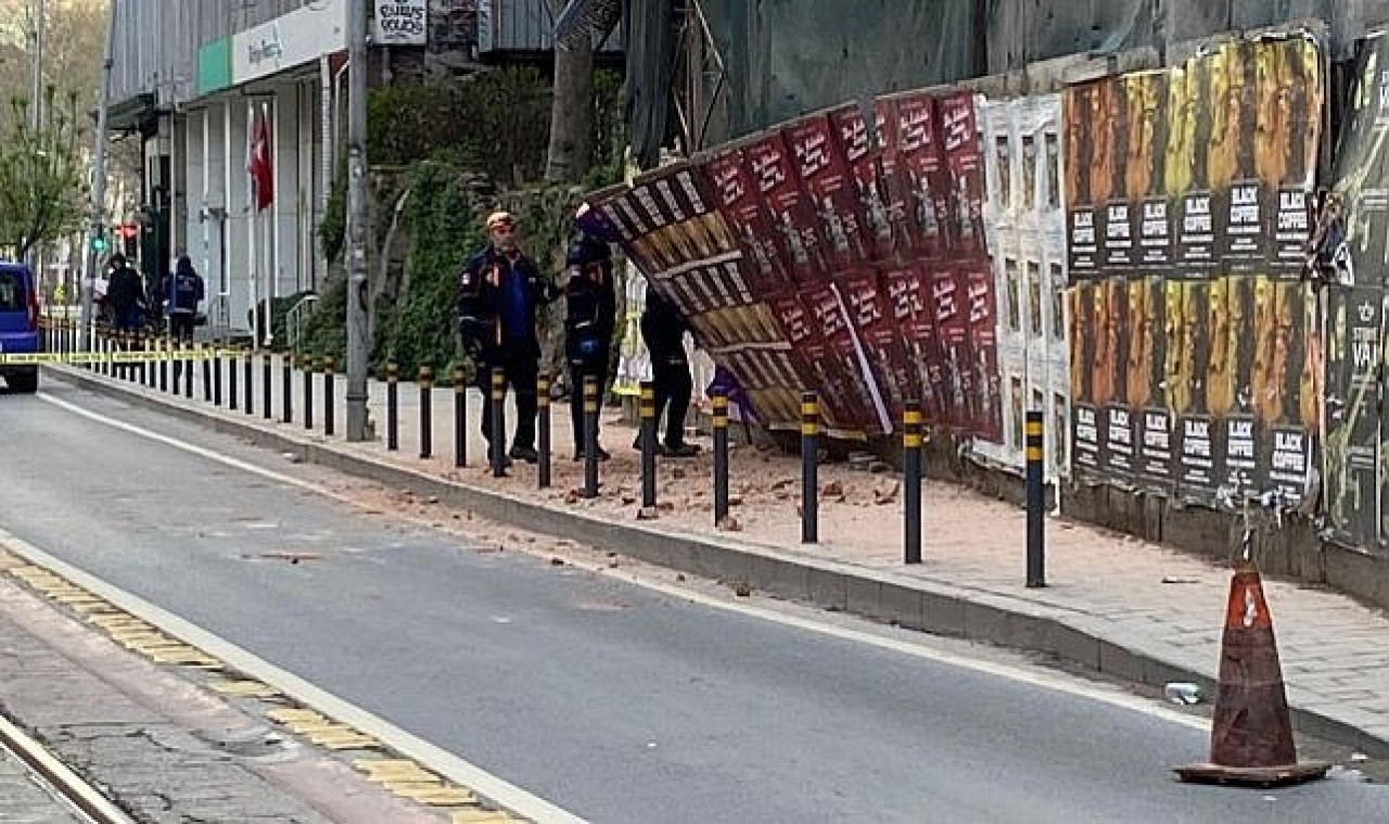 Karaköy'de 5 Katlı Bina Çöktü