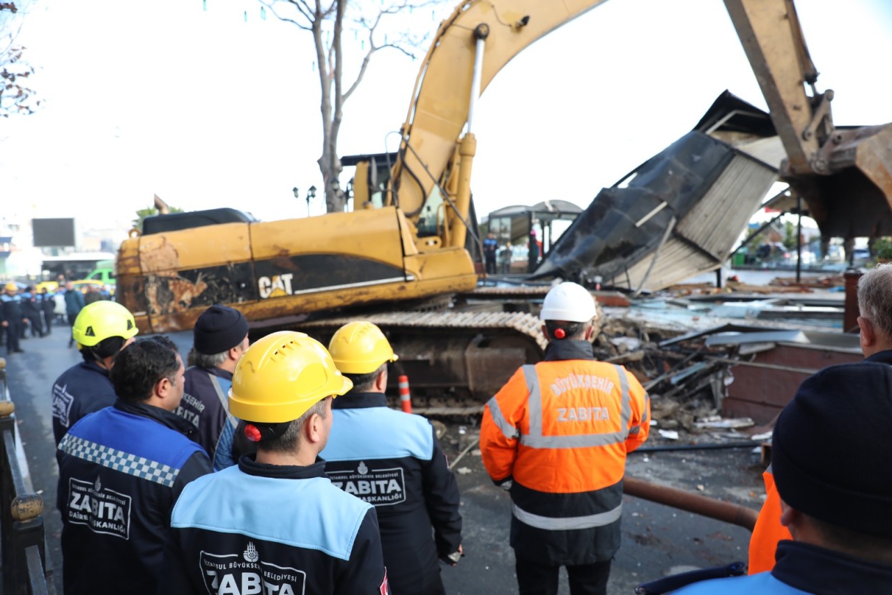 Tarihi Sirkeci Garı'na komşu kaçak kafe yıkıldı