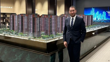 Gayrimenkulde sahadan gelen bir yönetici...