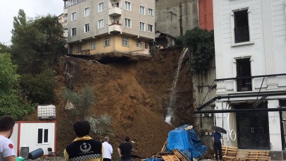 Sütlüce'de Boşaltılan Bina Çöktü