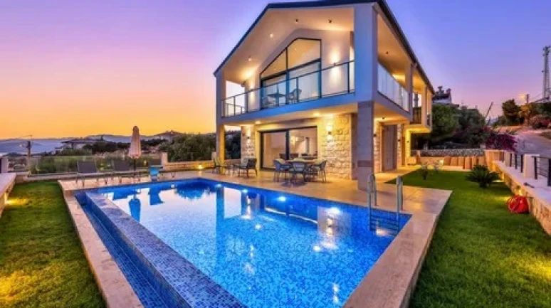 Popüler tatil bölgelerinde haftalık kiralar 15.000 TL ile 330.000 TL arasında değişiyor