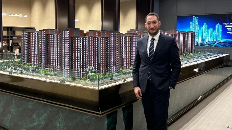 Gayrimenkulde sahadan gelen bir yönetici...